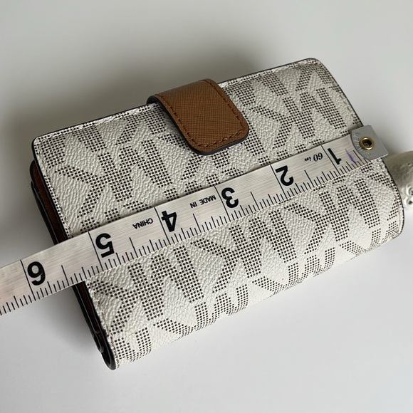 Micheal Kors Jet Set Wallet - Picture 14 of 16